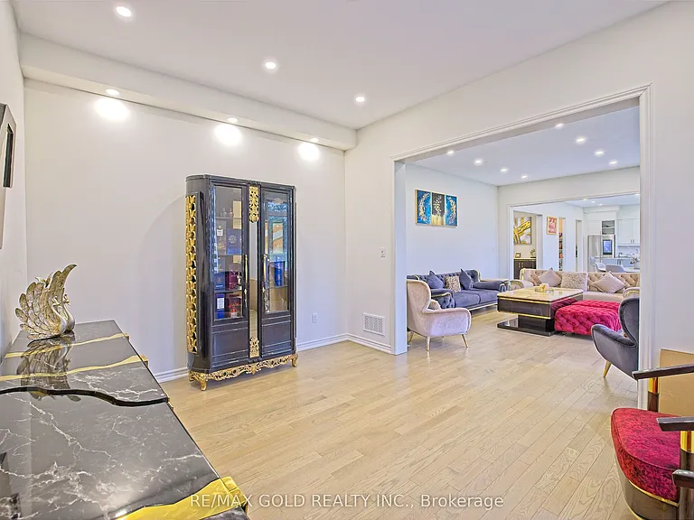 19 Marigold Blvd — Photo 25