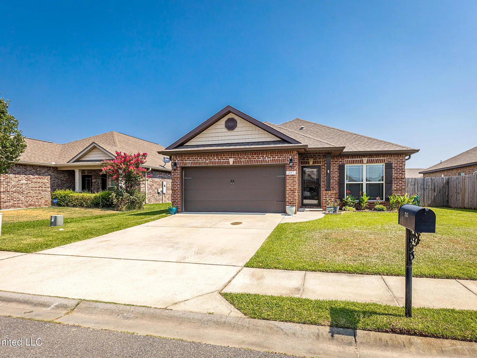 3 bed, 2.0 bath, 1760 sqft, $2,200 — Photo 2