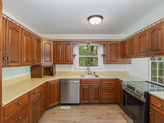 Large kitchen with lots of cabinets!