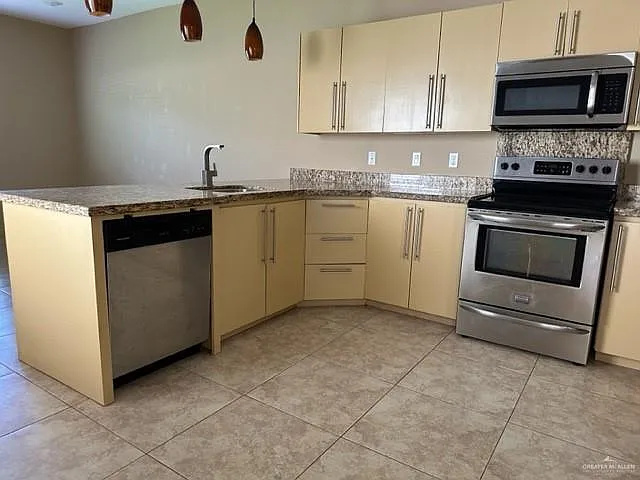 3920 W Daffodil Ave — Photo 6