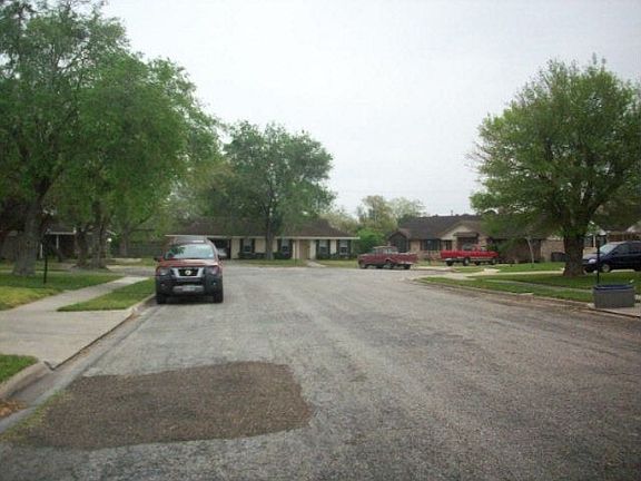 2nd image of 108 Kenilworth Gln