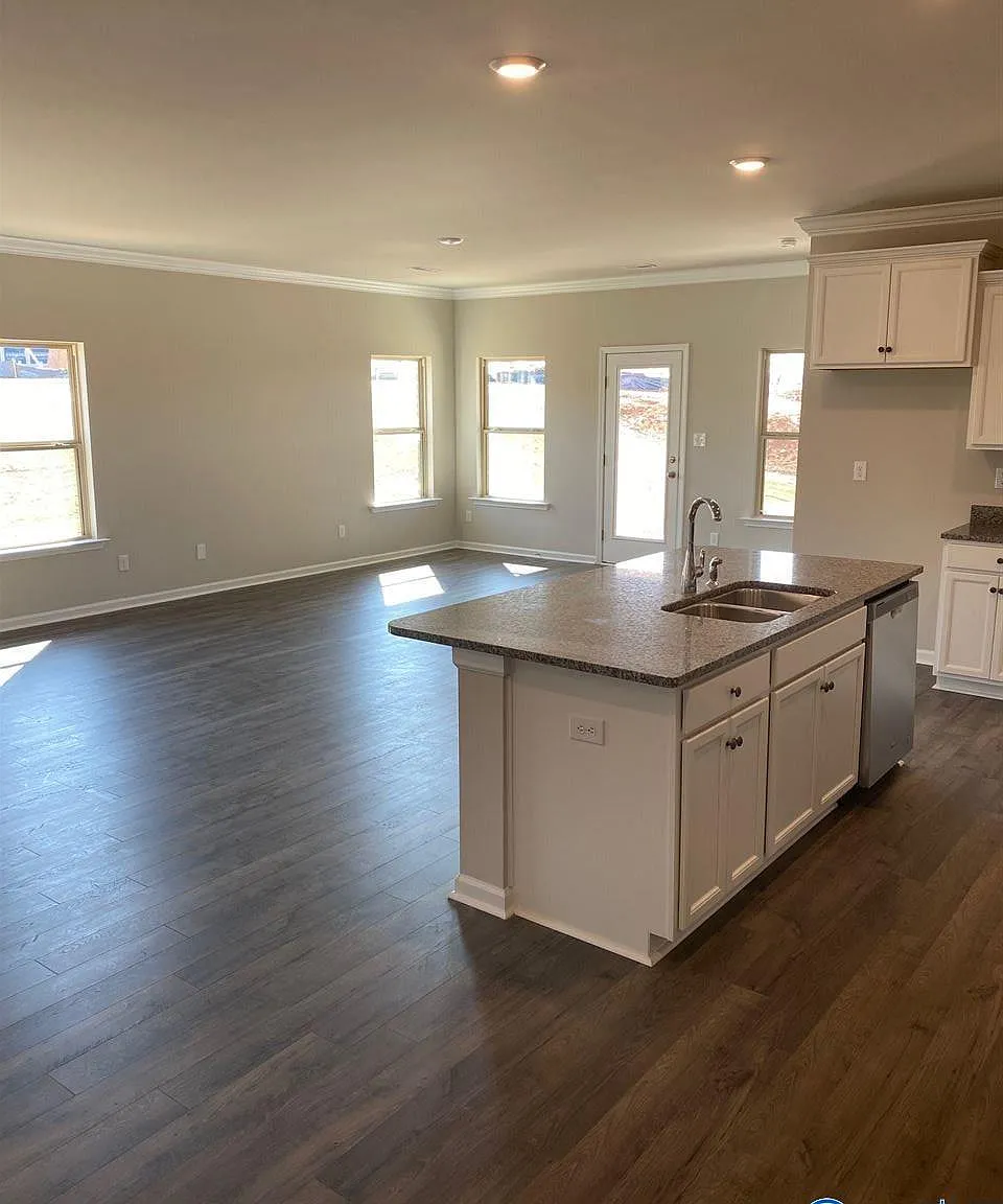 4 bed, 2.0 bath, 1946 sqft, $1,875 — Photo 3