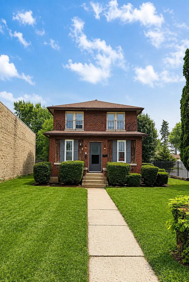 5 bed, 2400 sqft, $3,300 — Photo 1