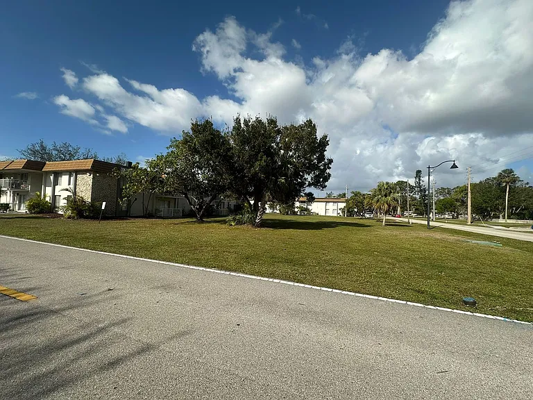1830 Maravilla Ave #704 — Photo 39