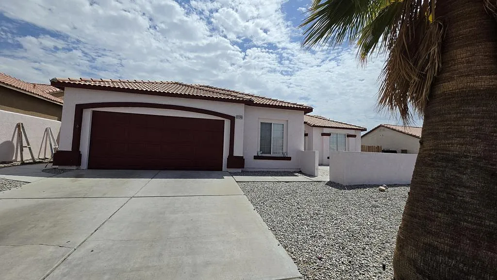 4 bed, 2.0 bath, 1582 sqft, $3,000 — Photo 2
