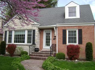 349 Desplaines Ave, Riverside, IL 60546