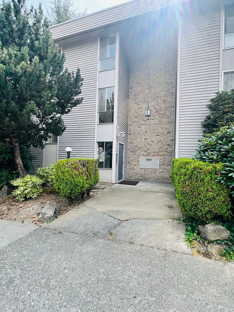 Charming 1-Bedroom Apartment in Highland Park Freshly Updated & Conveniently Located — Photo 2