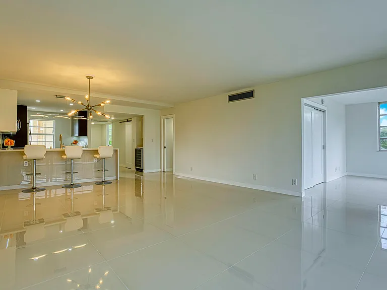 535 Oaks Dr #510 — Photo 2