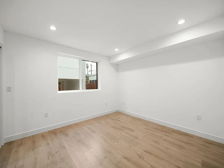 171 S Hoover St — Photo 12