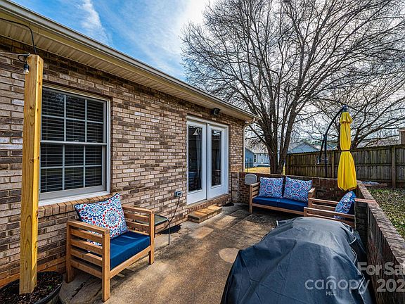 4th image of 2085 Evergreen Dr