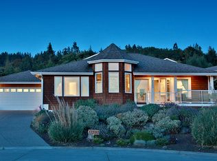 8253 Bayshore Dr, Clinton, WA 98236