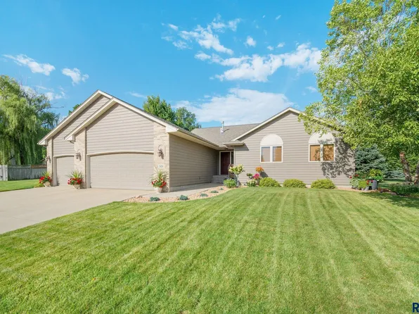 501 N Riverwood Cir, Brandon, SD 57005