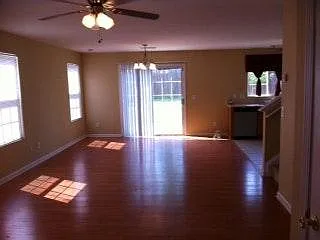 3 bed, 2.5 bath, 1423 sqft, $1,800 — Photo 2