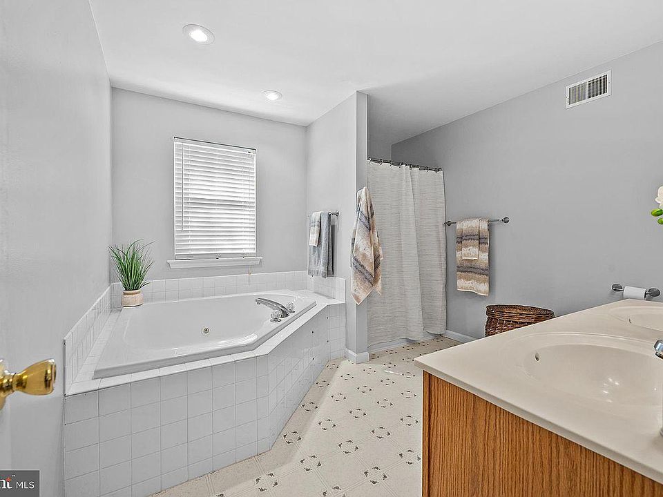 1st image of 704 Meadowcrest Ln