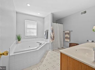 704 Meadowcrest Ln, Douglassville, PA 19518