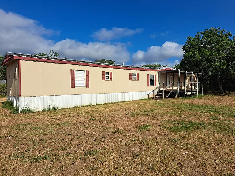 7851 FM 673 — Photo 9