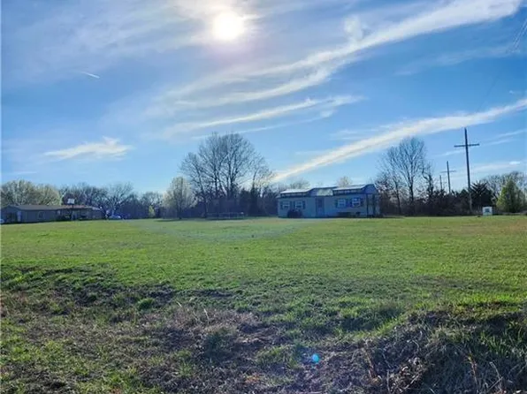 2 Maple Dr, Linn Valley, KS 66040