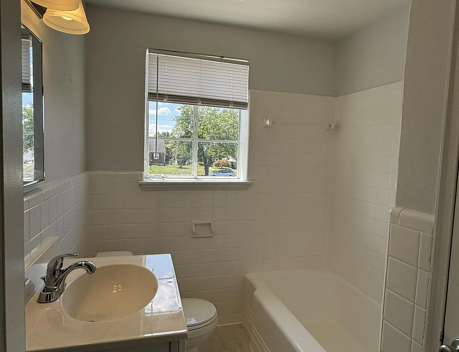 2 bed, 1.0 bath, 850 sqft, $1,075 — Photo 2