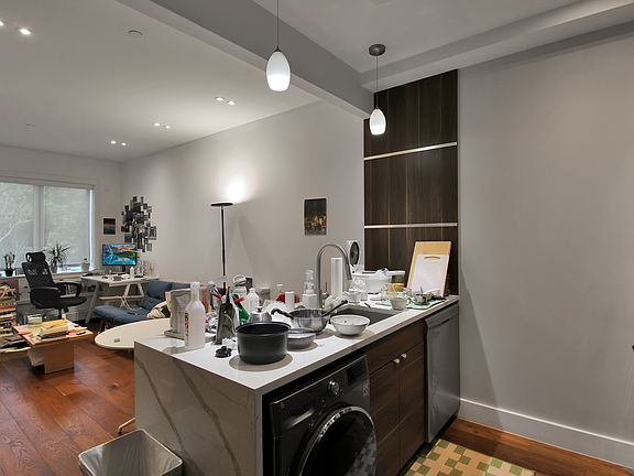 3rd image of 471 Evergreen Ave #3R