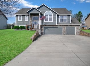 218 S Melrose Ln, Tonganoxie, KS 66086