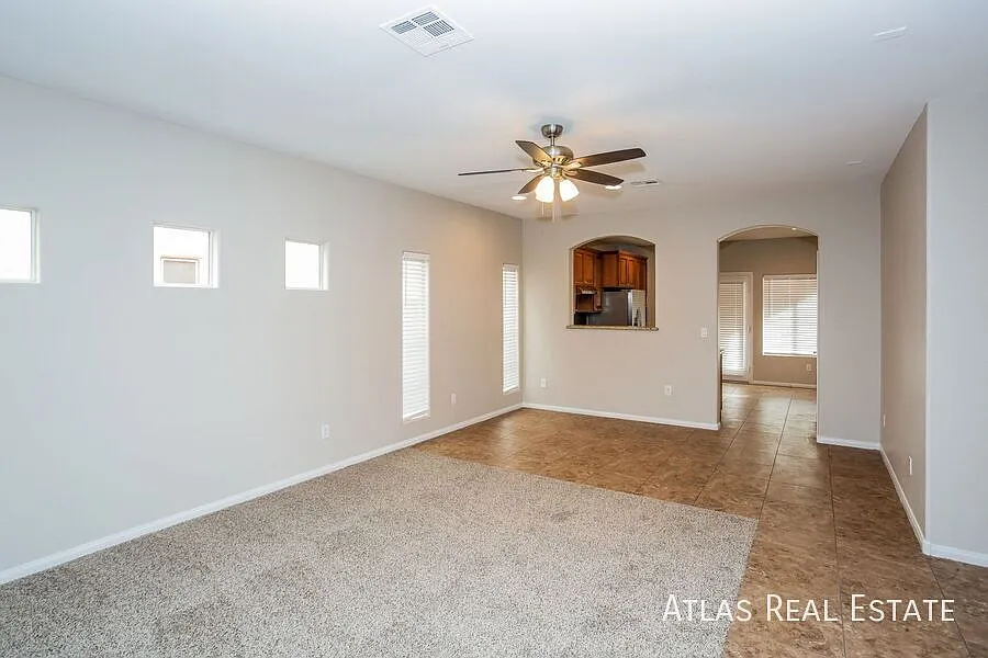 Bright & Spacious 3-Bedroom Home Near Farm Road And N. Grand Canyon Drive! — Photo 4
