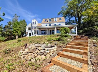 10 Squeteague Harbor Rd, Cataumet, MA 02534