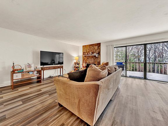 5th image of 3557 Londonderry Ln