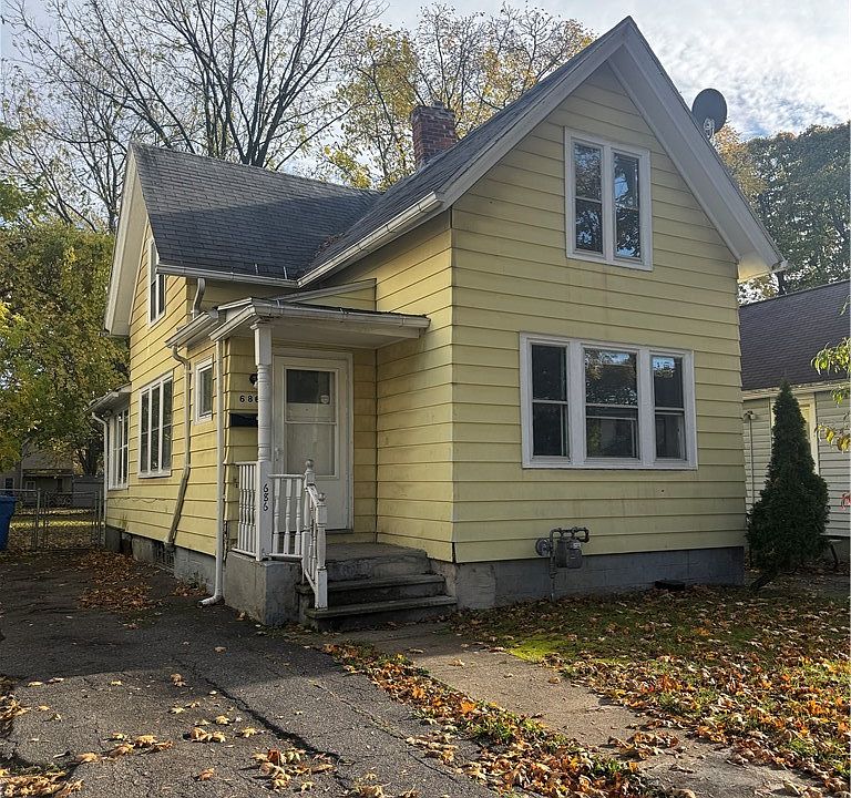 1st image of 686 Seward St