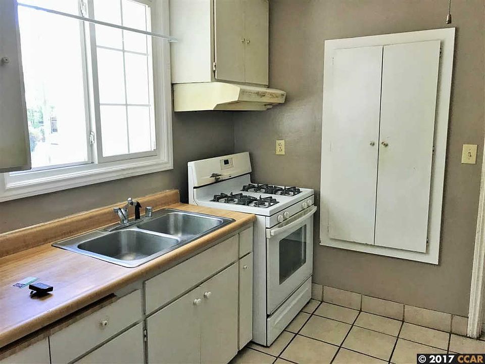 2nd image of 2881 Crawford St