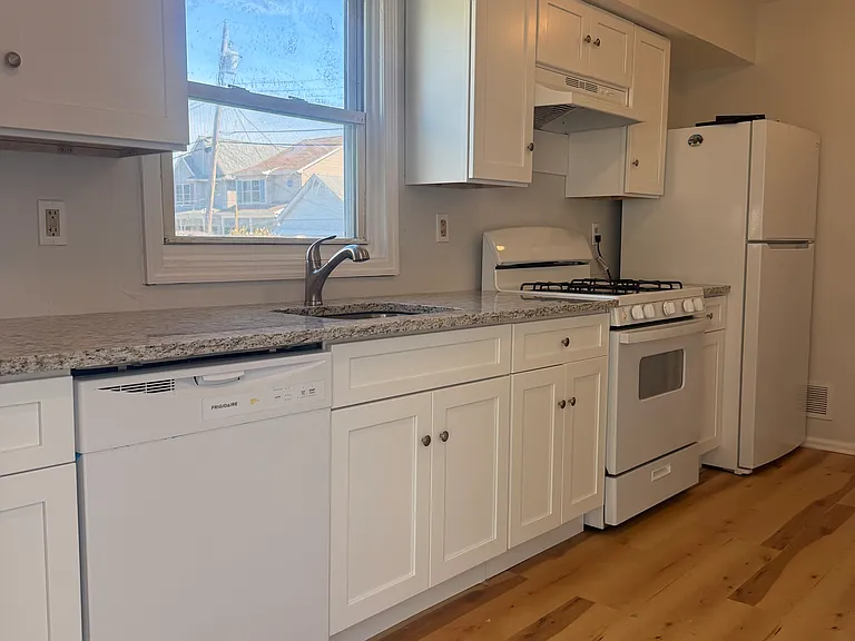 21 Avenue A — Photo 35