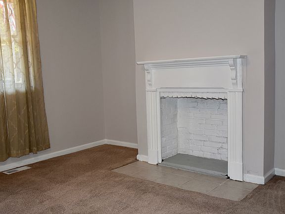 1st flr apt living room