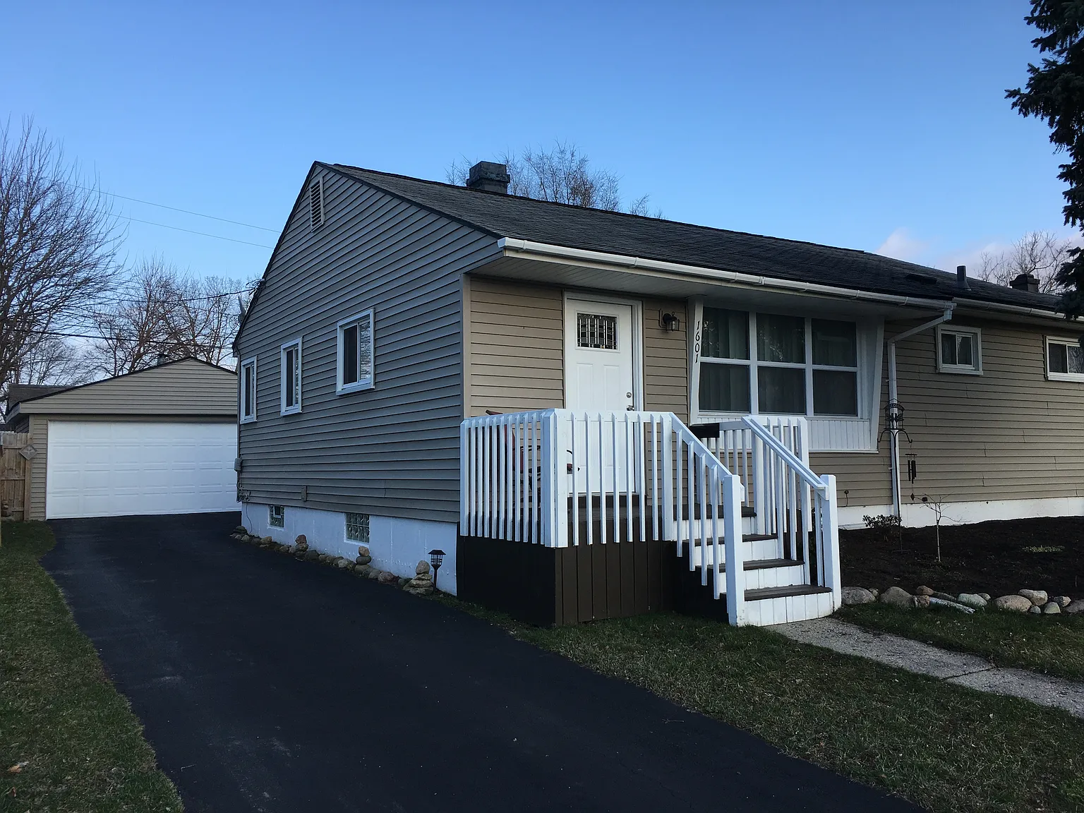 1601 Arthur St photo 1
