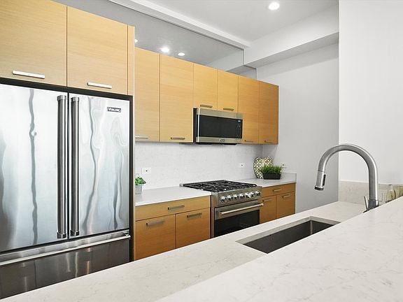 4th image of 500 W Superior St Unit 2009