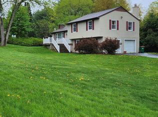 7 McAllister Dr, Pleasant Valley, NY 12569