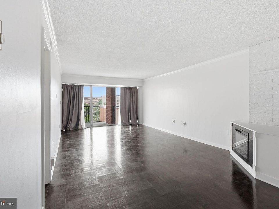 1st image of 1300 Army Navy Dr APT 916