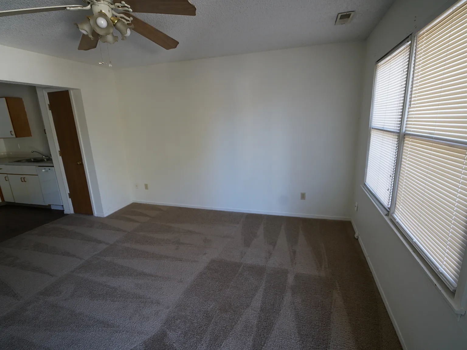 3 bed, 900 sqft, $1,000 — Photo 2