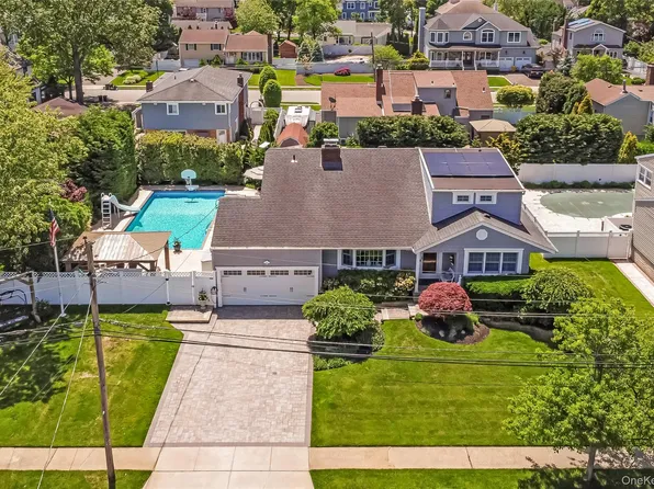 9 W Orlando Street, Massapequa, NY 11758