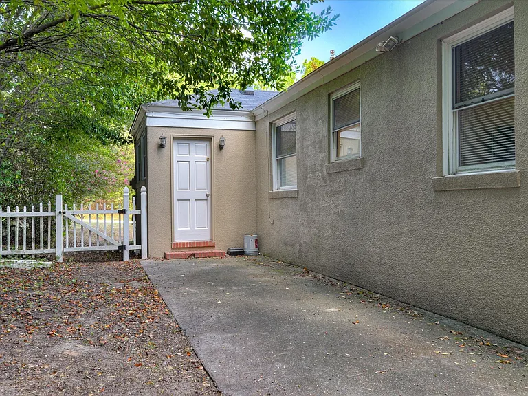 1803 Heath St — Photo 37