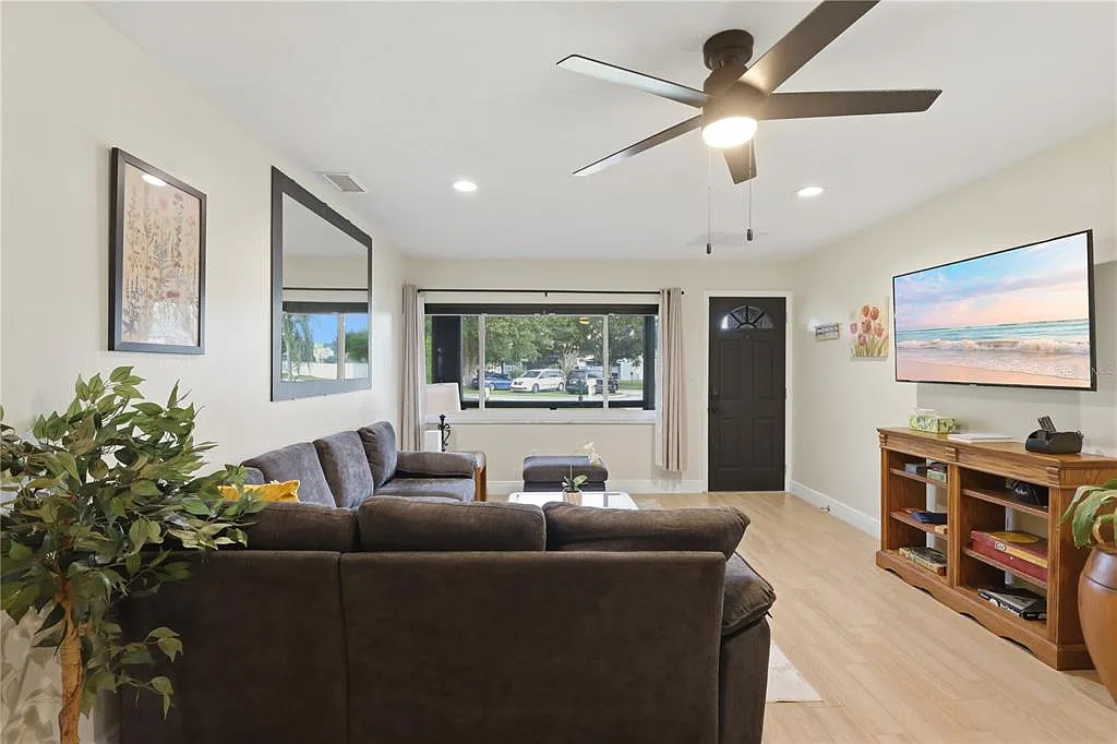 3 bed, 2.0 bath, 1428 sqft, $4,820 — Photo 4