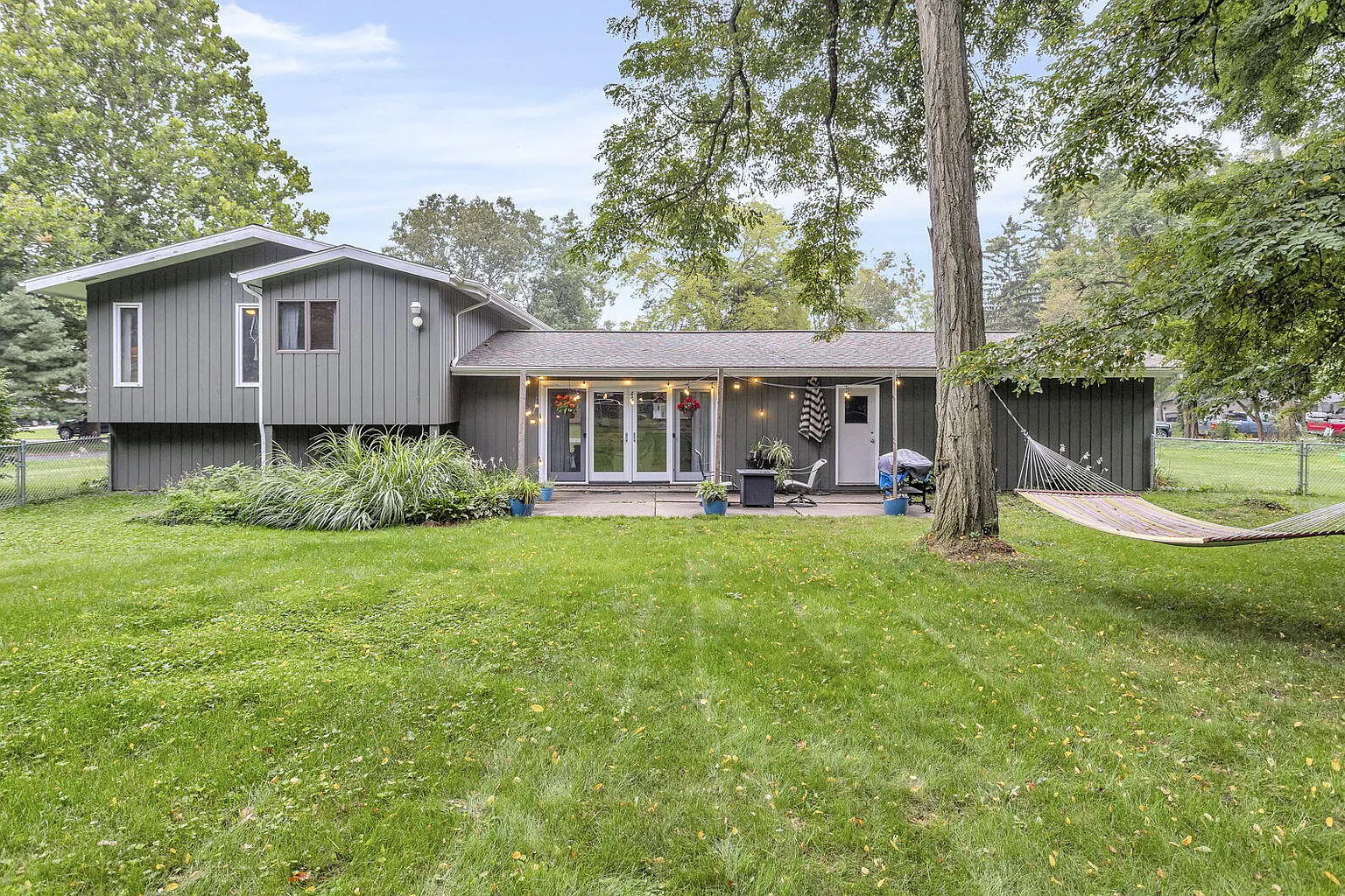 6986 Surrey Ln photo 1