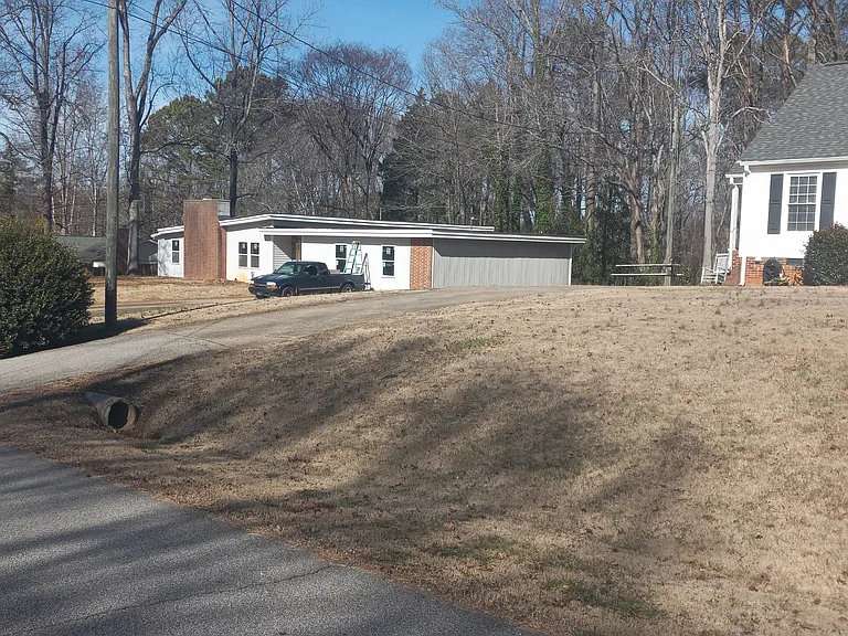 137 Forest Hills Dr — Photo 1