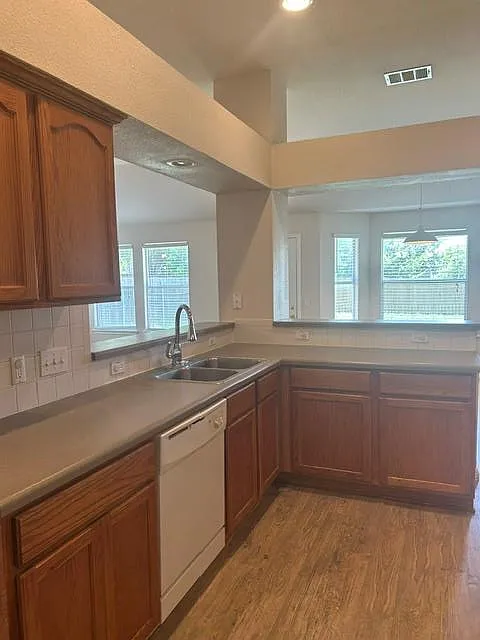 4 bed, 2.0 bath, 1899 sqft, $1,795 — Photo 2