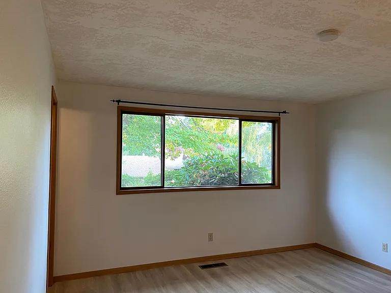 2250 Dorchester Dr S — Photo 16