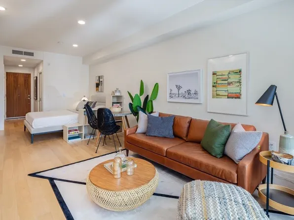 2550 Garden Dr #410, Vancouver, BC V5N 4X6