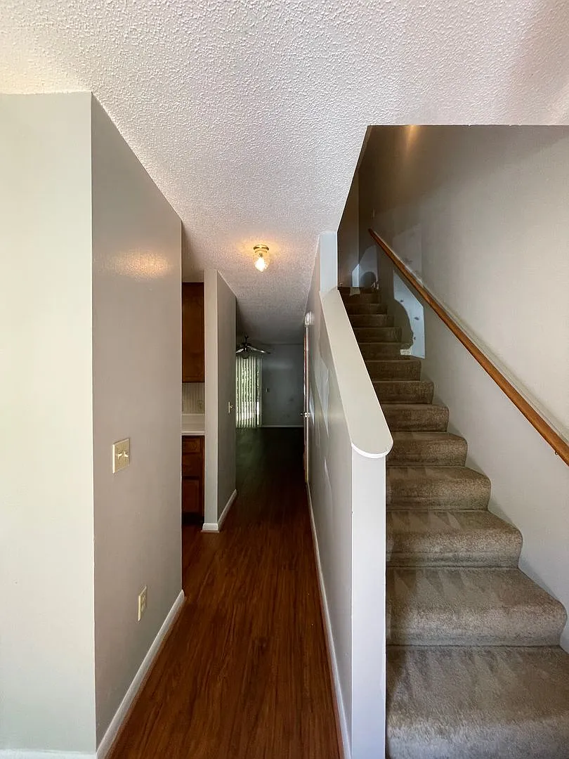 Building Photo - 220 Candlebrook Dr