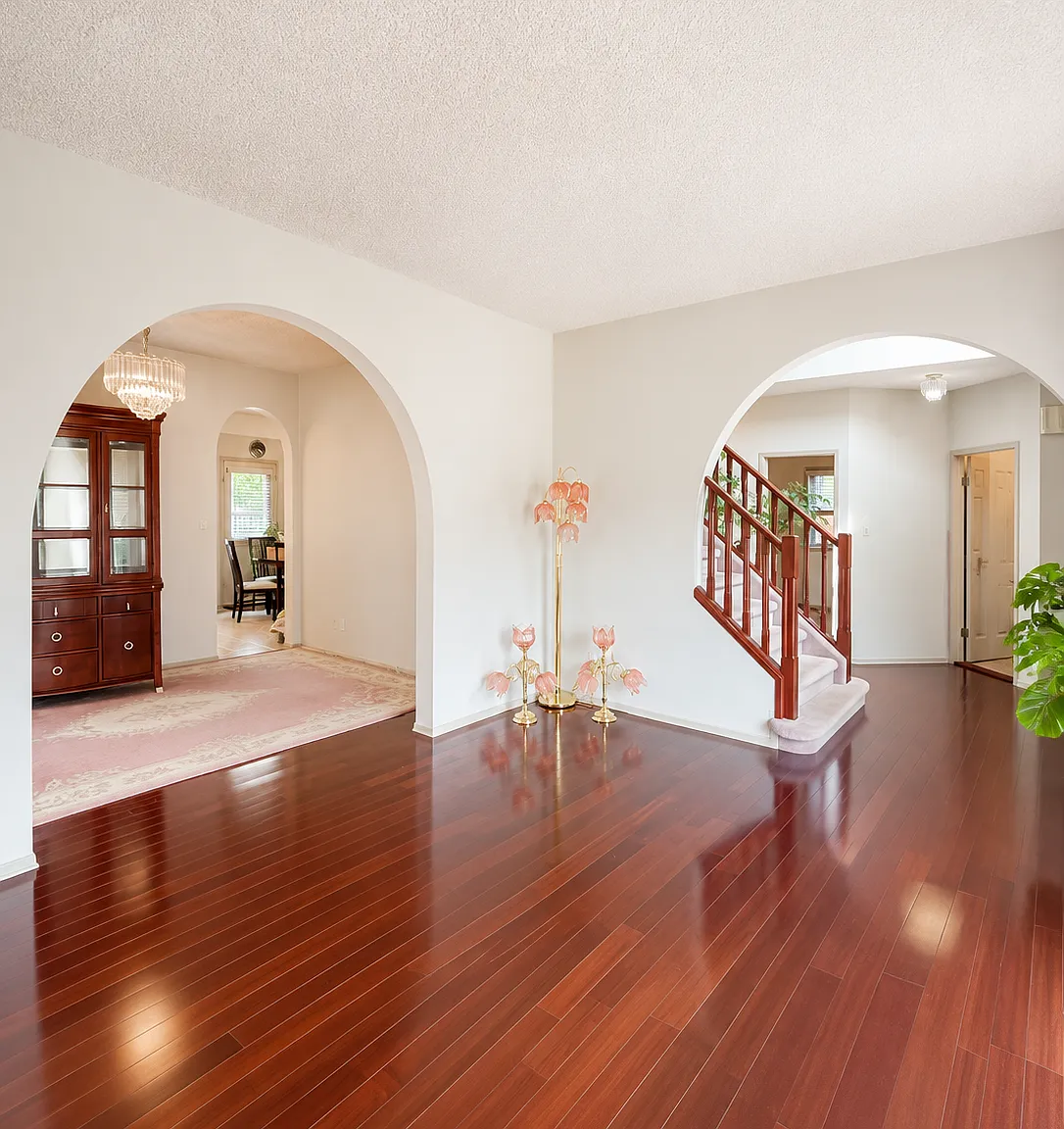 Spacious Upgraded 5-Bedroom Family Home Bulyea Heights — Photo 3