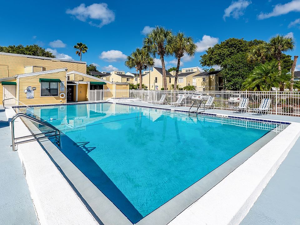 Sundeck pool surround with Loungers
