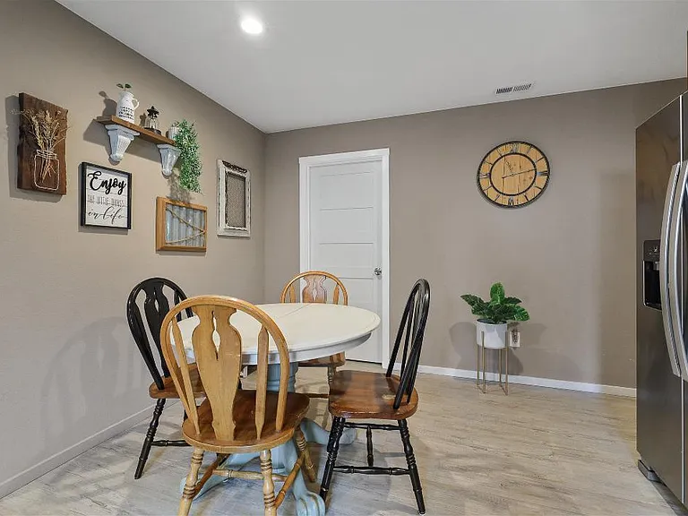 Kitchen eating area