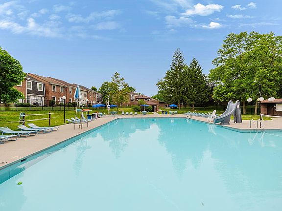 2nd image of 614 Dlyn St Unit H-14