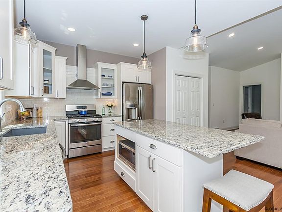 5th image of 51 Lakepointe Way